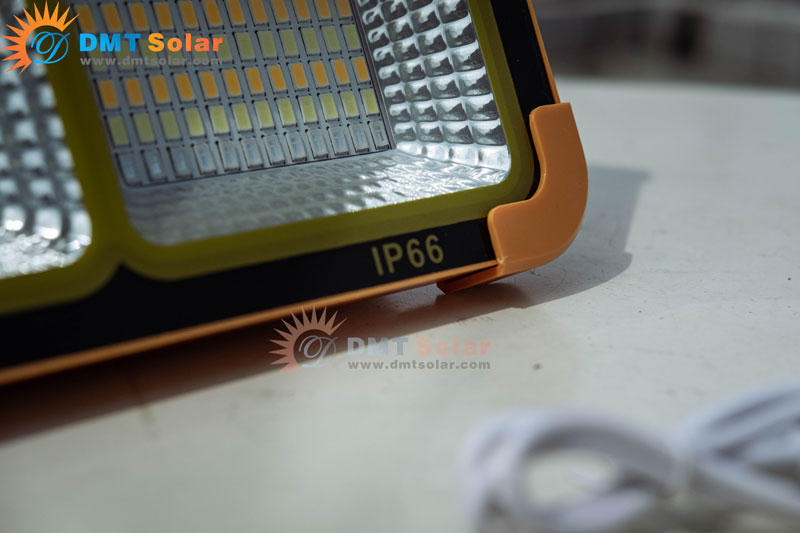 Đèn năng lượng mặt trời cầm tay ip66