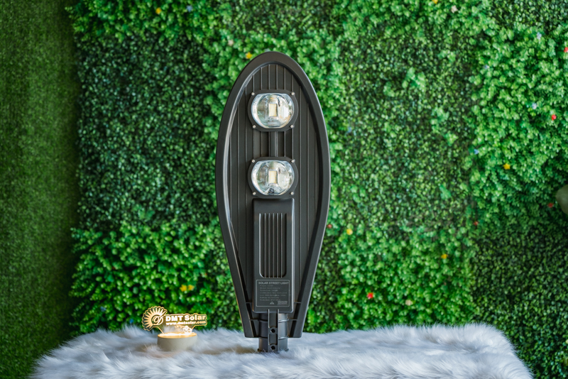 Đ&egrave;n năng lượng mặt trời h&igrave;nh chiếc l&aacute;