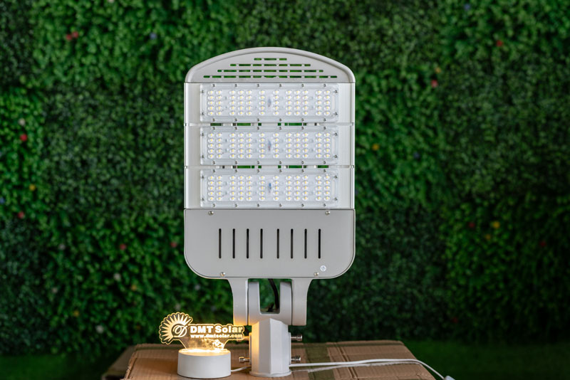 Đ&egrave;n đường năng lượng mặt trời c&ocirc;ng tr&igrave;nh 150W SACO