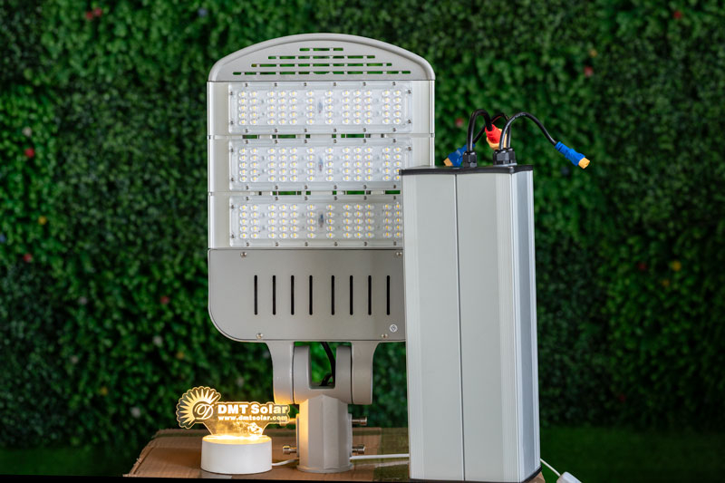 Đ&egrave;n đường năng lượng mặt trời c&ocirc;ng tr&igrave;nh 150W