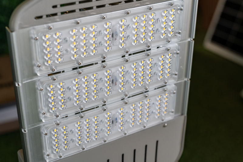 Mặt trước đ&egrave;n năng lượng mặt trời DM14 150w