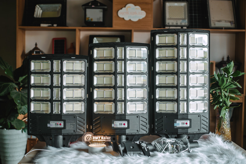 Đèn liền thể 2 cánh chữ V năng lượng mặt trời