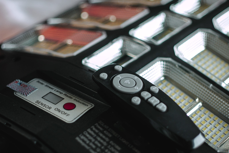 Remote điều khiển đ&egrave;n năng lượng mặt trời liền thể