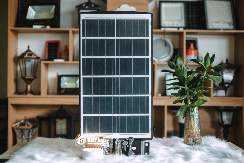 Tấm pin đ&egrave;n liền thể chữ V năng lượng mặt trời