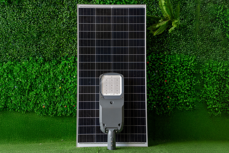 Đèn đường năng lượng mặt trời 120W dụ án