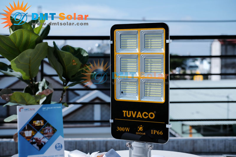 Đèn đường năng lượng mặt trời 300W giá rẻ Tuvaco