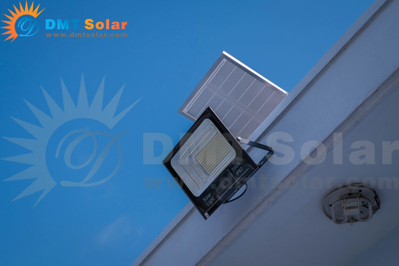 Đèn pha năng lượng mặt trời 200W lắp đặt thực tế