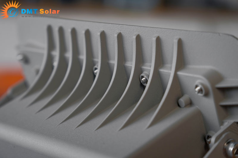 Bộ phận tản nhiệt của đèn pha năng lượng mặt trời solar light 200w