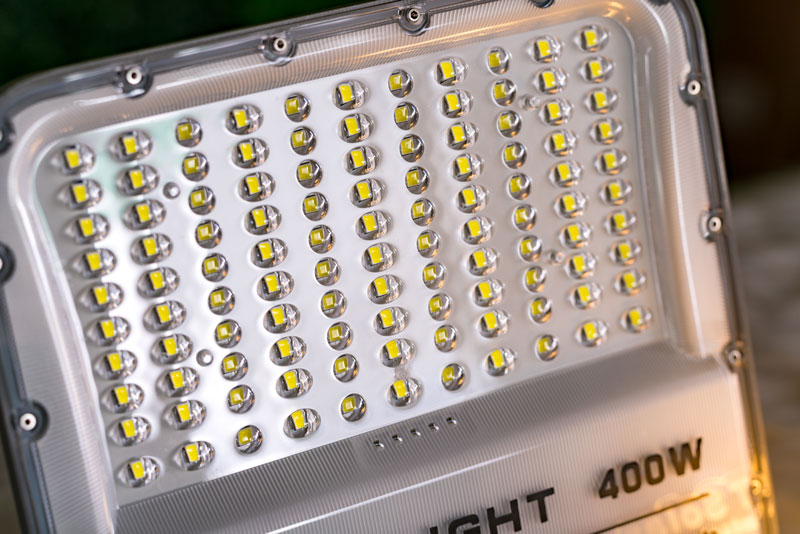 Thấu kính khuếch địa, chống chói trên đèn pha năng lượng mặt trời 400W