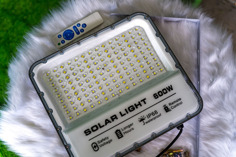 Đèn năng lượng mặt trời 600w