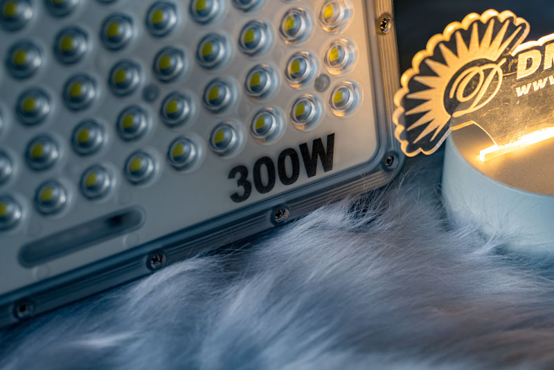 Đèn pha năng lượng mặt trời chống chói 300w