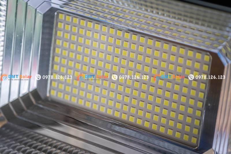 Đ&egrave;n P300D sử dụng chip LED SMD 5050 si&ecirc;u s&aacute;ng