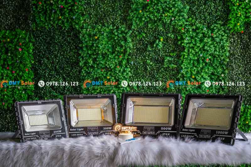 DMT Solar l&agrave; nh&agrave; cung cấp sỉ - lẻ uy t&iacute;n c&aacute;c mẫu đ&egrave;n pha NLMT 300W chất lượng