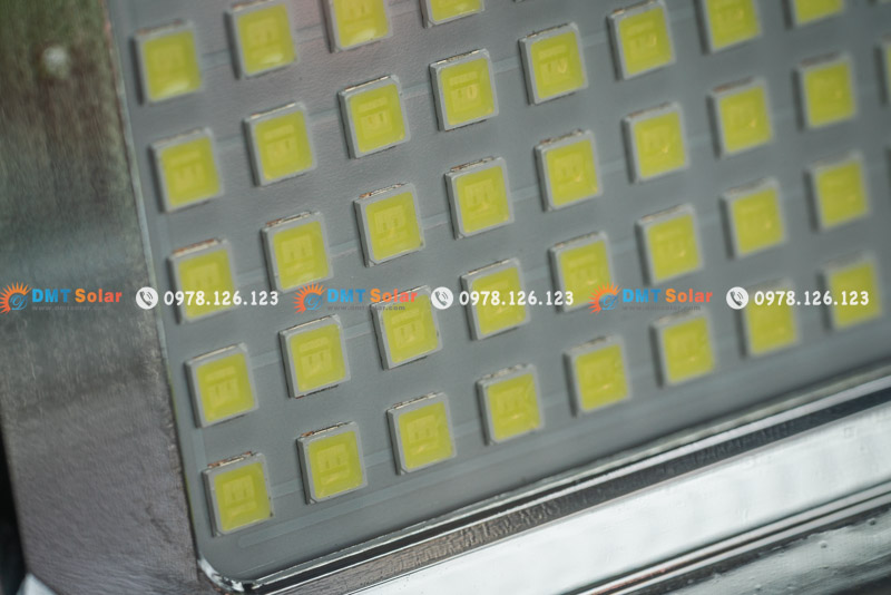 Đ&egrave;n pha led năng lượng mặt trời 500W P500D được trang bị cảm biến &aacute;nh s&aacute;ng th&ocirc;ng minh