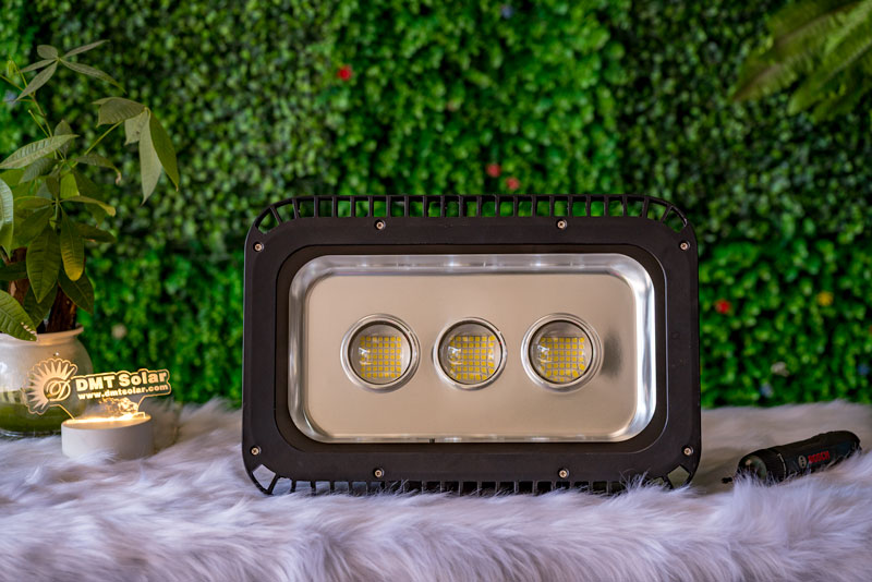 Đèn năng lượng mặt trời 1200W pha kính lúp 3 mắt