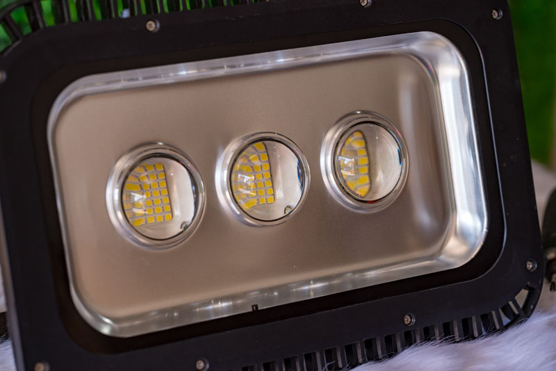 Đèn năng lượng mặt trời 1200W pha kính lúp 3 mắt