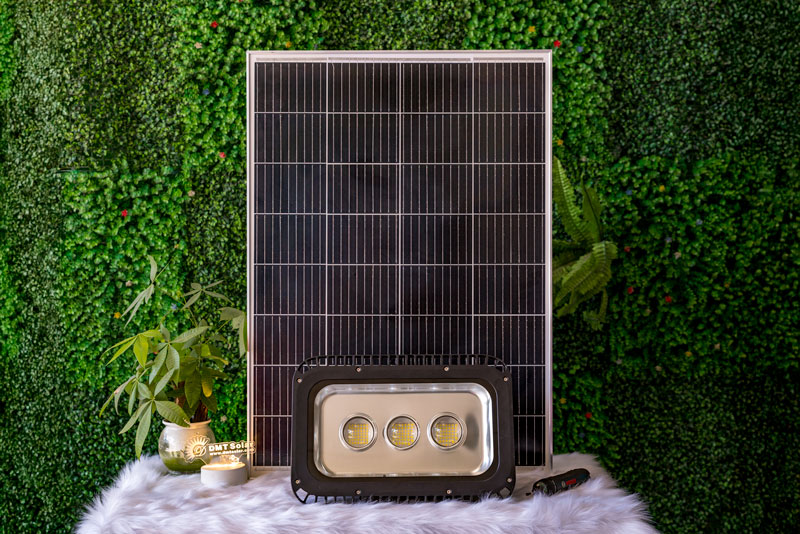 Đèn pha năng lượng mặt trời 1200W kính lúp