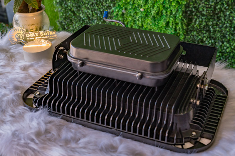 Đèn năng lượng mặt trời 1200W pha kính lúp 3 mắt