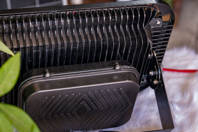 Đèn năng lượng mặt trời 1200W pha kính lúp 3 mắt