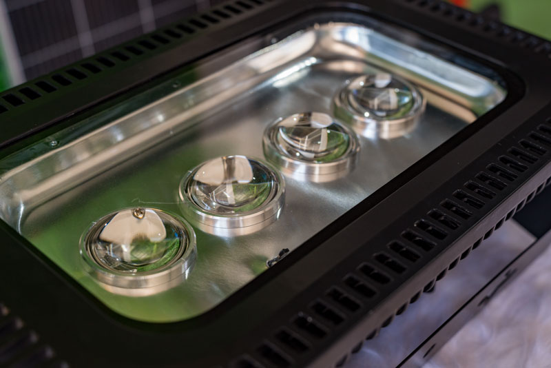 Đèn pha năng lượng mặt trời 1600W kinh lúp 4 mắt