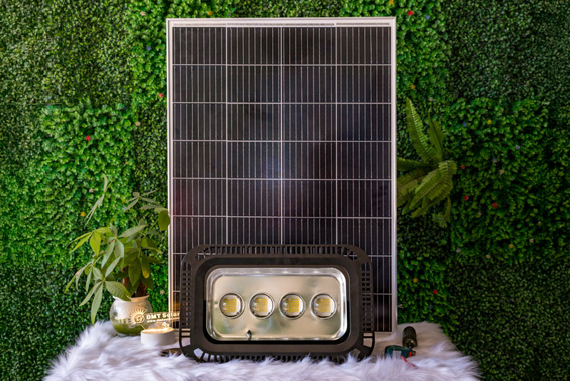 Đèn pha năng lượng mặt trời 1600W kinh lúp 4 mắt