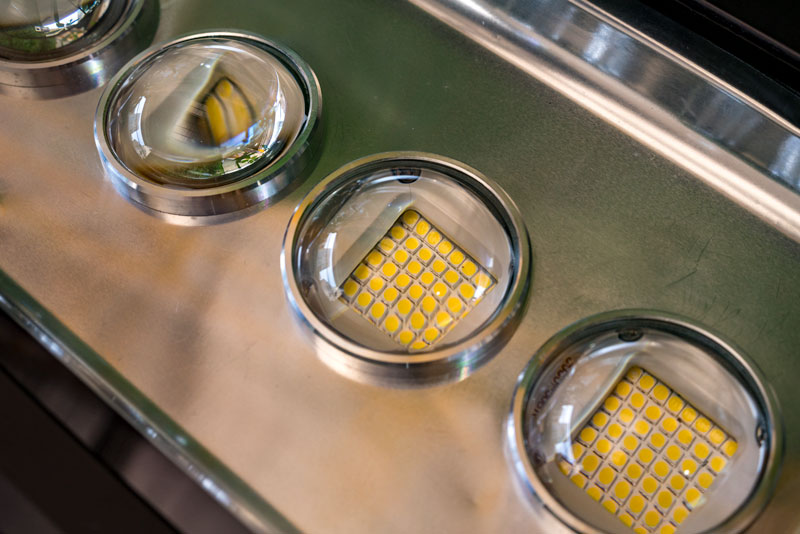 Đèn pha năng lượng mặt trời 1600W kinh lúp 4 mắt