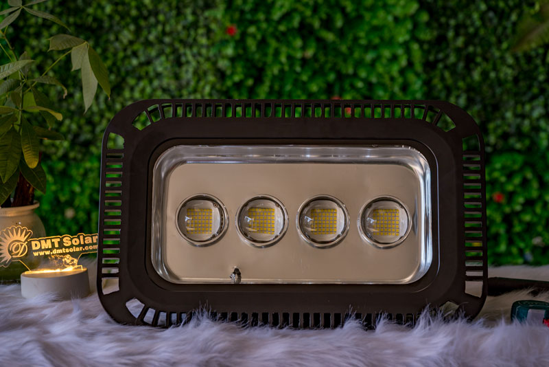 Đèn pha năng lượng mặt trời 1600W kinh lúp 4 mắt