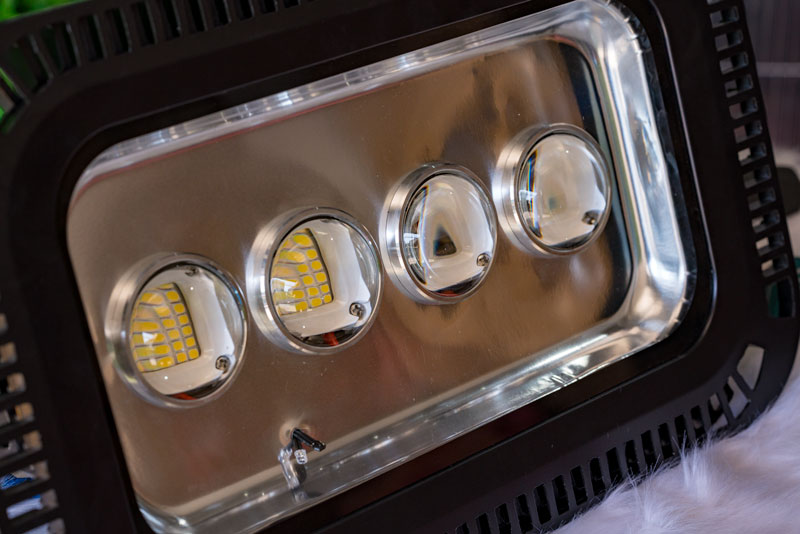 Đèn pha năng lượng mặt trời 1600W kinh lúp 4 mắt