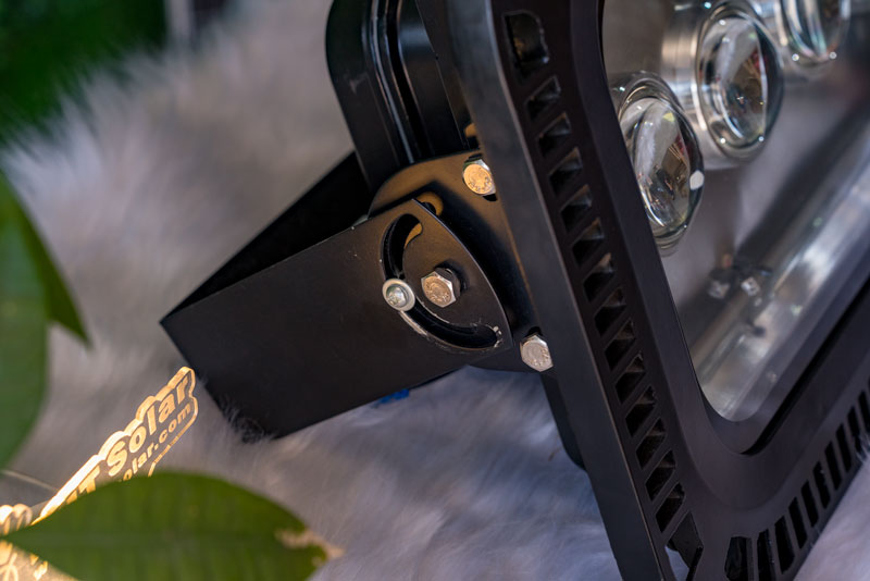 Đèn pha năng lượng mặt trời 1600W kinh lúp 4 mắt