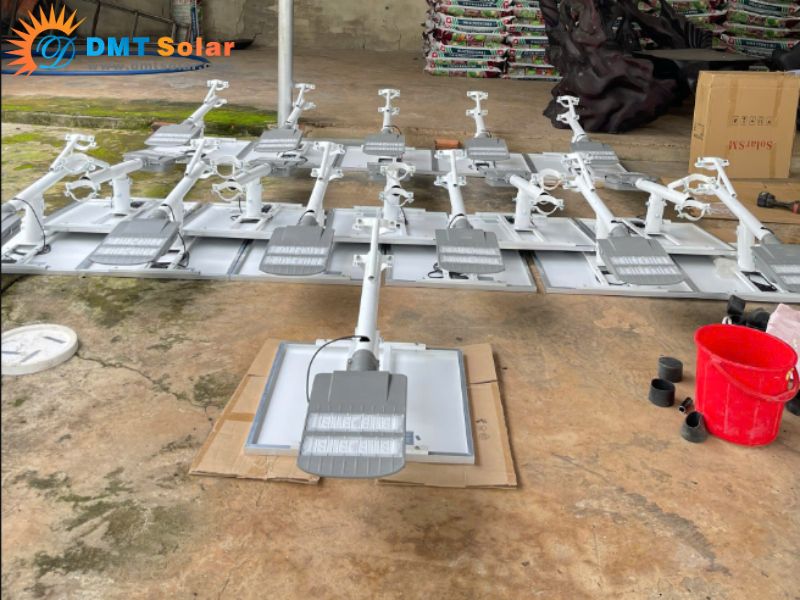 cột đ&egrave;n đường năng lượng mặt trời