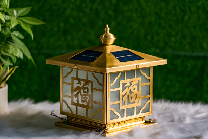 Đ&egrave;n trụ cổng vu&ocirc;ng bằng đồng năng lượng mặt trời