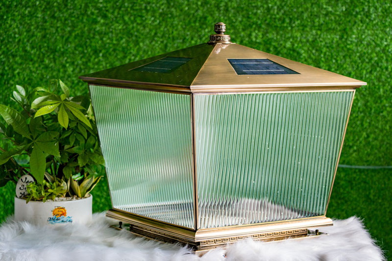 Đ&egrave;n trụ cổng bằng đồng