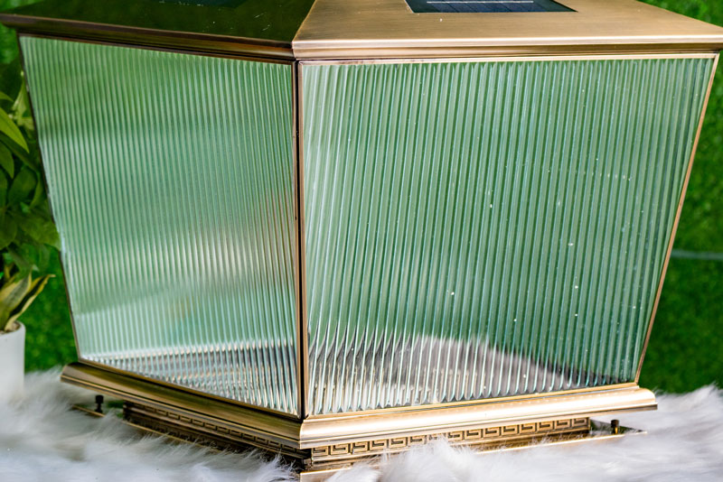 Đ&egrave;n trụ cổng bằng đồng