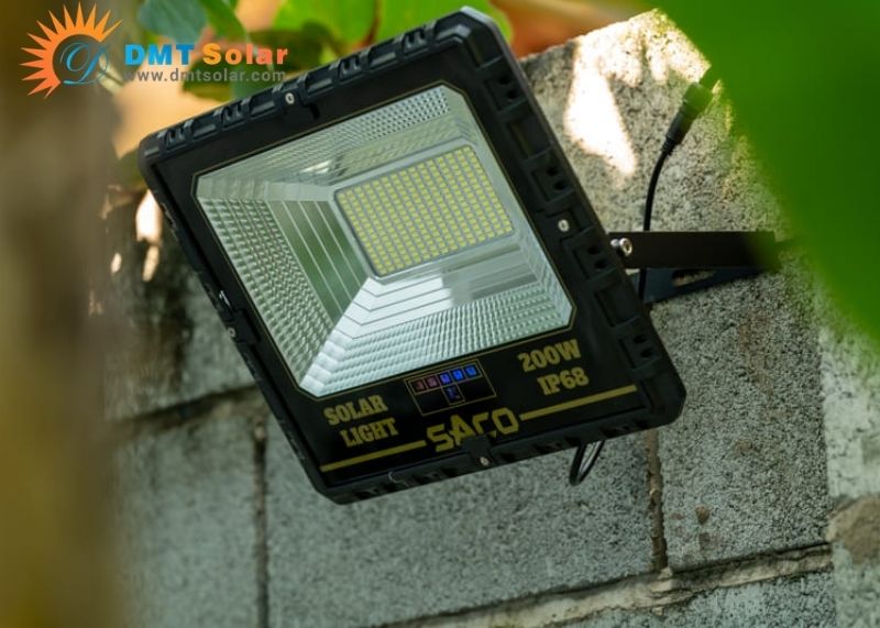 Đ&egrave;n pha năng lượng mặt trời 200W model P-SA200C 