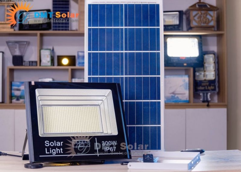 Đ&egrave;n pha gi&aacute; rẻ năng lượng mặt trời 300W P-300S