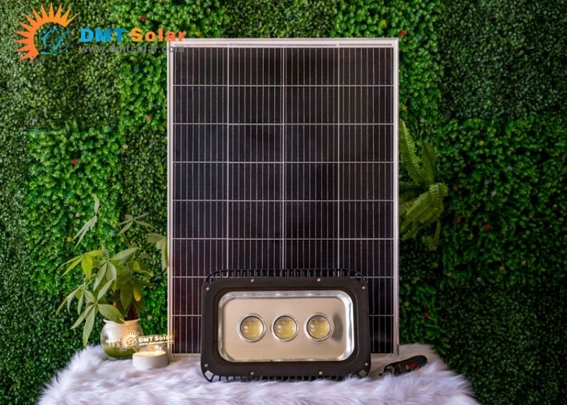 Đ&egrave;n năng lượng mặt trời 900W pha k&iacute;nh l&uacute;p 3 mắt
