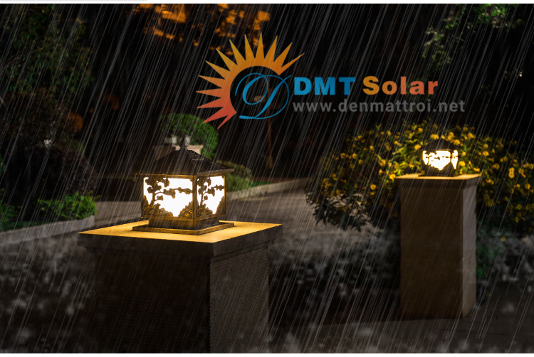 đèn trụ cổng năng lượng mặt trời hoạt động dưới trời mưa