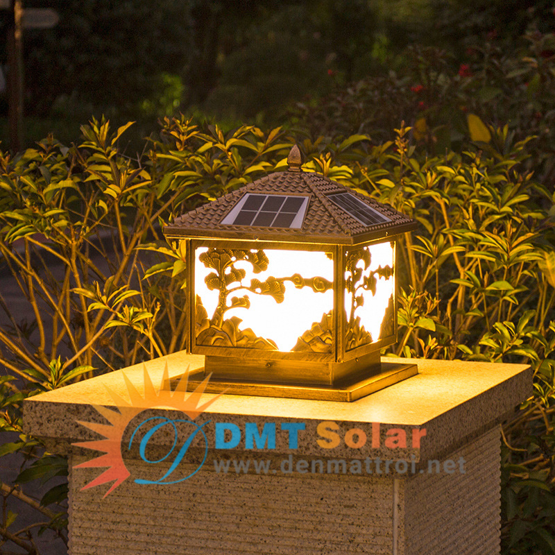đèn trụ cổng năng lượng mặt trời chiếu sáng vào ban đêm