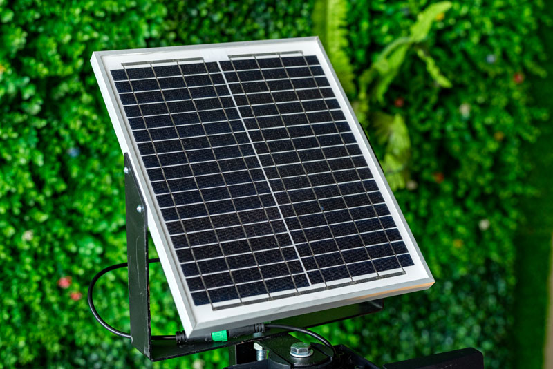 Tấm pin kích thước lớn giúp sạc pin đèn nhanh chóng