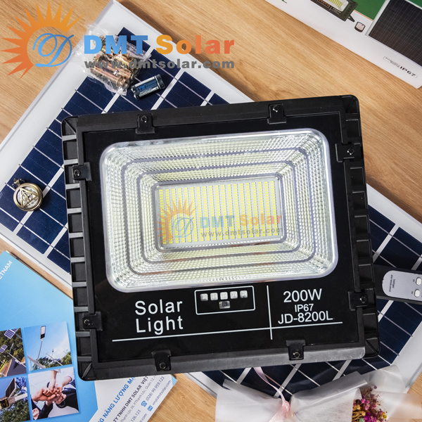 Giá đèn pha năng lượng mặt trời solar light 200W JD-8820L