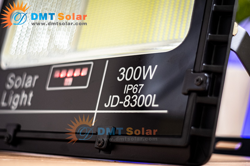Bộ phụ kiện đi kèm đèn năng lượng mặt trời siêu sáng 300w JD-8300L gồm