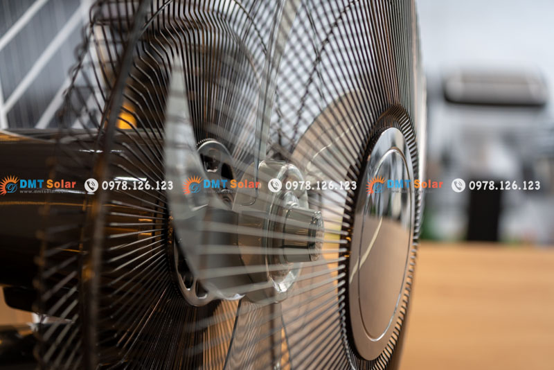 Quạt năng lượng mặt trời treo tường