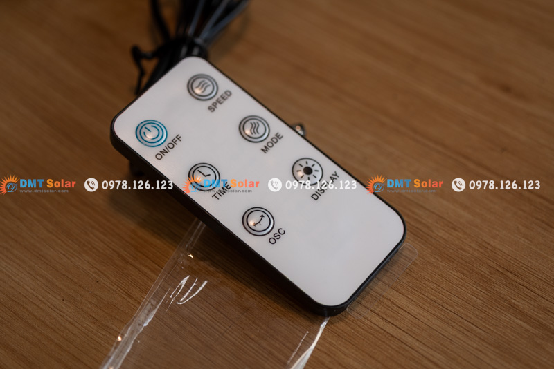 Đuôi sạc quạt treo tường năng lượng mặt trời