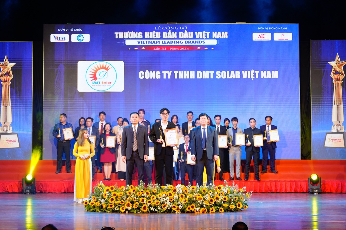 Đại diện DMT Solar lên nhận giải