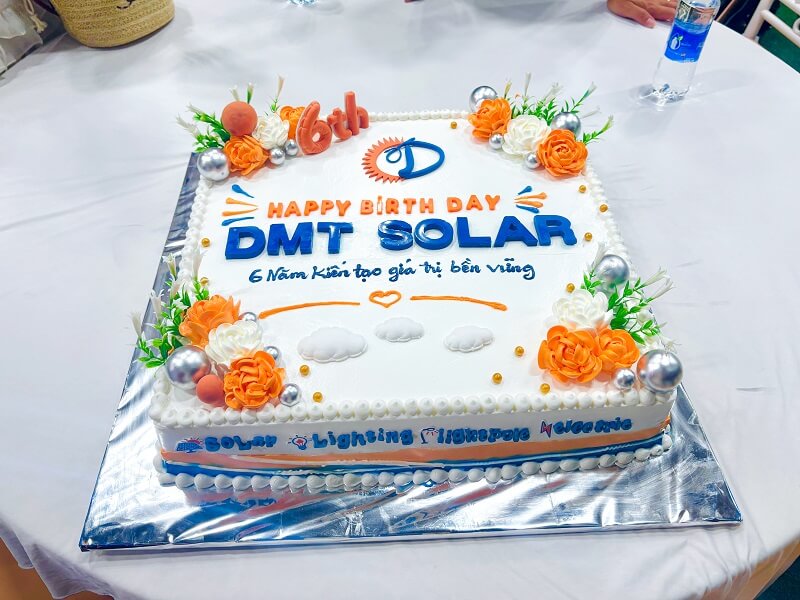 B&aacute;nh kem ch&uacute;c mừng cột mốc mới của c&ocirc;ng ty