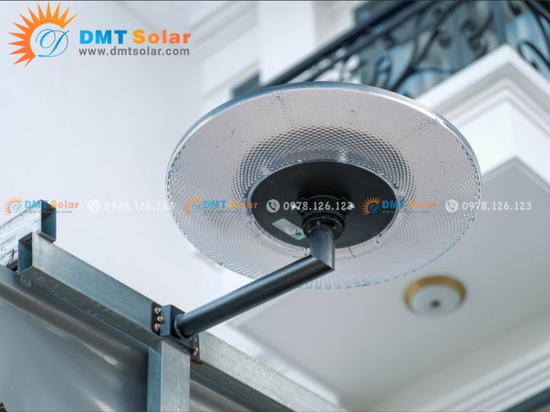 Đ&egrave;n UFO chiếu s&aacute;ng rộng cho s&acirc;n vườn  biệt thự