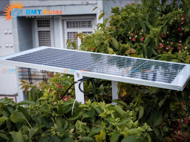 Vệ sinh tấm pin định kỳ gi&uacute;p đ&egrave;n bền bỉ hơn