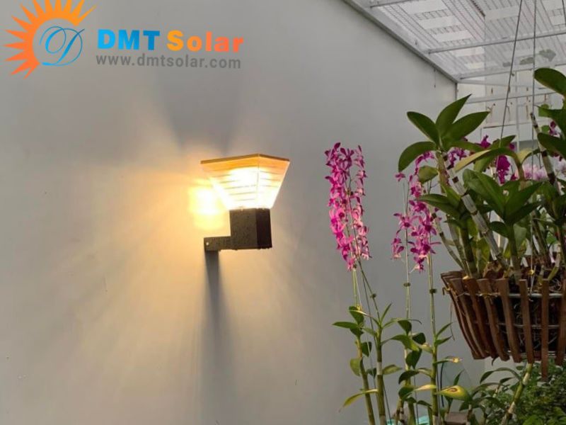 Đ&egrave;n tường ngo&agrave;i trời chiếu s&aacute;ng s&acirc;n vườn