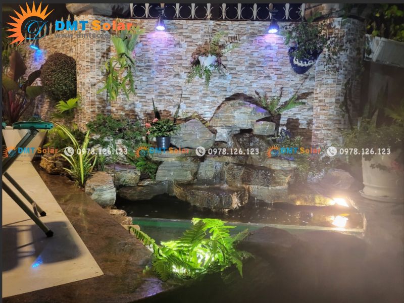 Đ&egrave;n chiếu s&aacute;ng quanh khu vực hồ bơi, tiểu cảnh