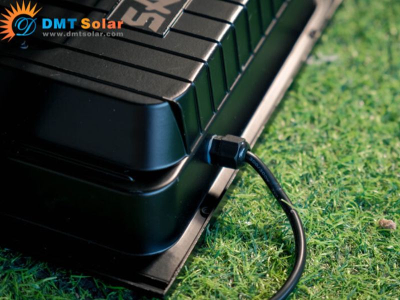 Giá đèn năng lượng mặt trời 300W phụ thuộc vào nhiều yếu tố